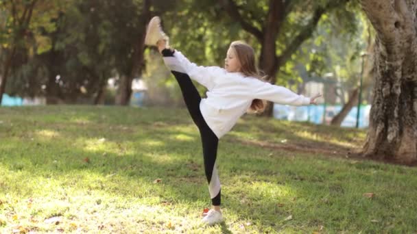Little girl doing fitness outdoor — Stock Video