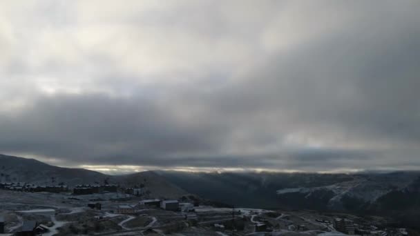 Panorama av Snowy Mountains och moln Timelapse — Stockvideo