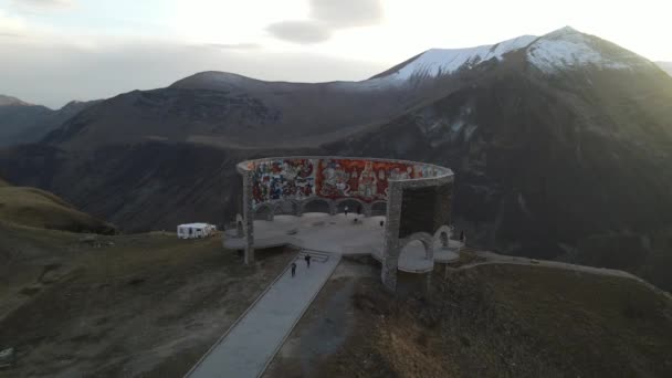 Grenzübergang in den Bergen Georgiens Sowjetisches Denkmal für den russisch-georgischen Bogen der Völkerfreundschaft — Stockvideo