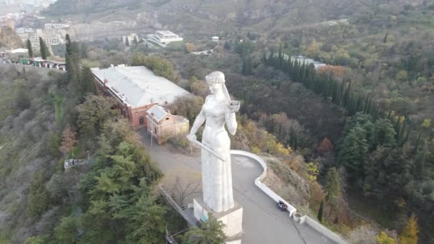 Emlékmű 50 méter magas és egy dombról figyeli Grúziát Tbiliszi felett. — Stock videók