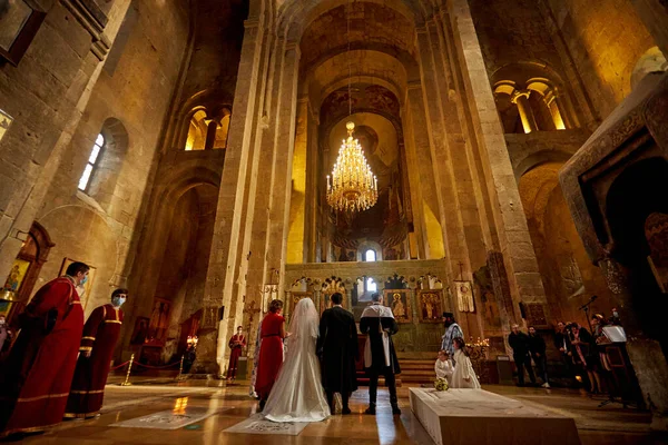 Listopad-20-2021: ceremonia ślubna w prawosławnej katedrze Mcchety, Gruzja — Zdjęcie stockowe