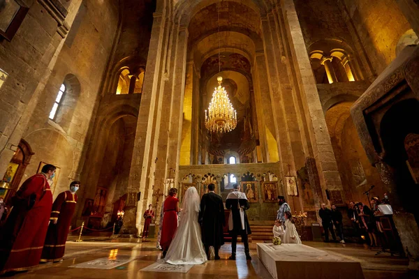 Novembro-20-2021: cerimônia de casamento na catedral ortodoxa de Mtskheta, Geórgia — Fotografia de Stock