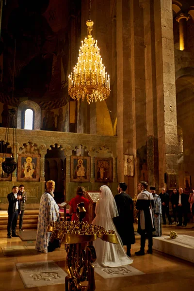 Listopad-20-2021: ceremonia ślubna w prawosławnej katedrze Mcchety, Gruzja — Zdjęcie stockowe
