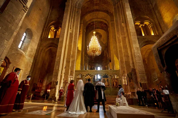 Ceremonia de boda en la catedral ortodoxa de Mtskheta, Georgia — Foto de Stock