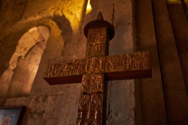 Mtskheta, Gürcistan - Mayıs 2021: Svetitskhoveli Katedrali içinde. Taş duvarlar ve duvar freskleri. Eski balkon ve etkileyici bir resim. Yüksek kalite fotoğraf