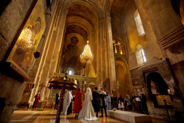 Listopad-20-2021: ceremonia ślubna w prawosławnej katedrze Mcchety, Gruzja — Zdjęcie stockowe