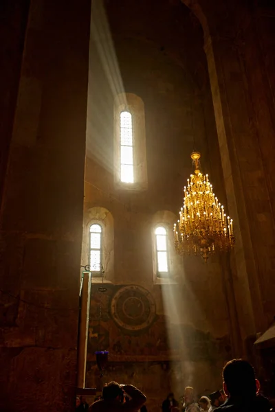 Mccheta, Gruzja - lipiec 2021: Wnętrze katedry, obraz HDR — Zdjęcie stockowe
