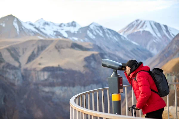 Homem com mochila preta olhando no deck de observação, viajante turístico no fundo vista panorâmica das montanhas — Fotografia de Stock