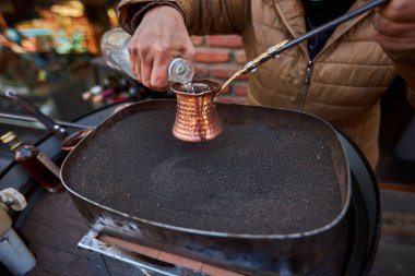 Sıcak kumlu Türk kahvesinde demlenmiş Aromatik kahve. Cezve 'de demleniyor.