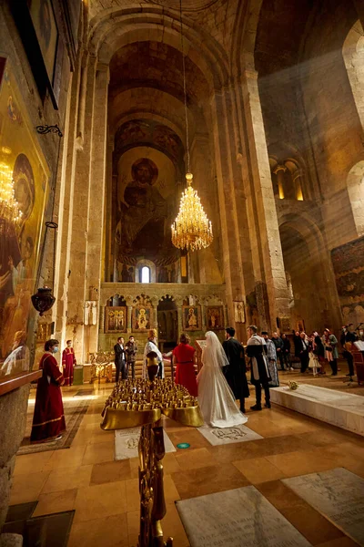 Novembre-20-2021: cerimonia nuziale nella cattedrale ortodossa di Mtskheta, Georgia — Foto Stock