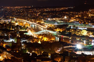 Tiflis eski şehir gece manzarası. Tiflis Gürcistan en büyük şehir Mtkvari Nehri'nin kıyısında yalan olduğunu