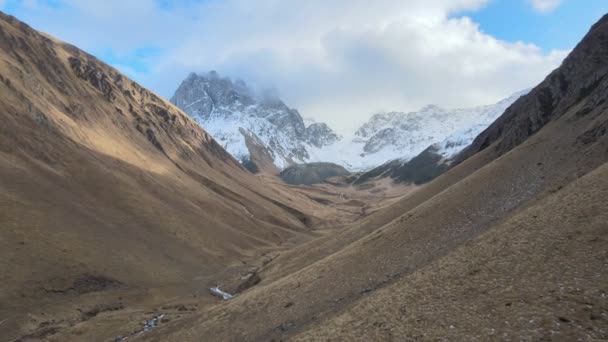 조지아 주의 주요 코카서스 산맥. 모험 여행. 하이킹 컨셉의 풍경 — 비디오