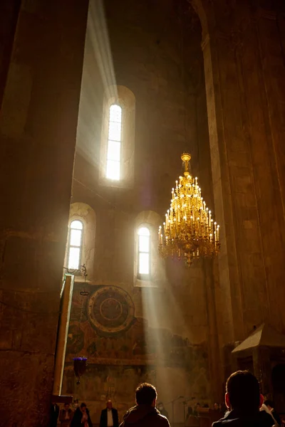 Mtskheta, Provincia de Mtskheta-Mtianeti, Georgia- 20 de noviembre de 2021: Rayo de luz en la Catedral Ortodoxa Oriental de Svetitskhoveli —  Fotos de Stock