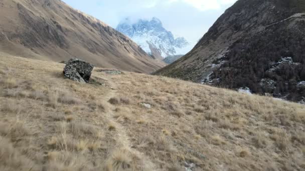 Pasmo górskie i widok na Kazbek — Wideo stockowe