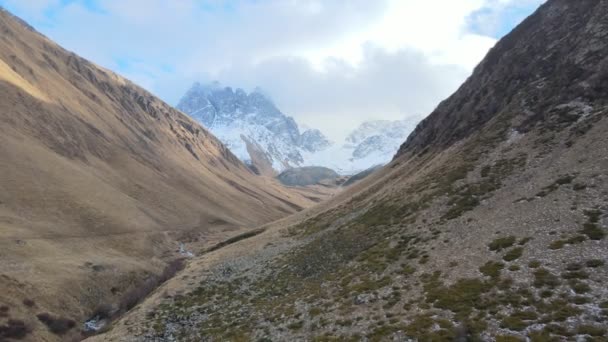 Georgië land Belangrijkste Kaukasische bergkam. Avontuurlijke vakantie, Bergketen en uitzicht op Kazbek — Stockvideo