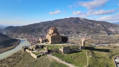 Mtskheta, Georgia yakınlarındaki Jvary Manastırı. Yüksek kalite 4k