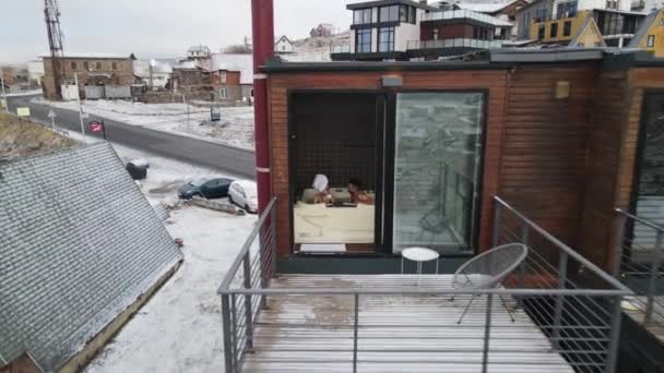 Images d'un jeune couple de moments de style de vie à la maison. Prendre un bain et se détendre dans la salle de bain — Video