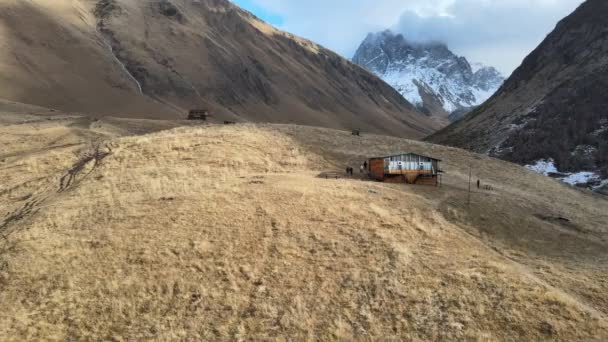 En grupp människor beger sig till Mount Kazbek — Stockvideo