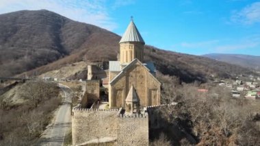 Ananuri şatosunun üzerinde güzel bir şehir olan Ananuri 'nin arka planında bir uçuş. Gürcistan 'a git