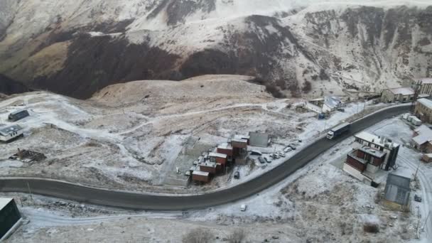 LKW fährt auf schneeglatter Straße in den Bergen — Stockvideo