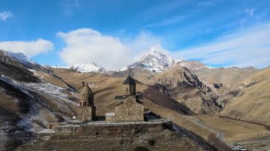 Gergeti Trinity Kilisesi ya da Gürcistan 'ın Gergeti köyü yakınlarındaki Kutsal Üçleme Kilisesi olarak da bilinir.