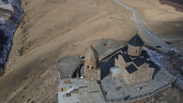 Kostel Nejsvětější Trojice ve Štěpantsmindě s majestátní horou Kazbegi v pozadí, Georgia — Stock video