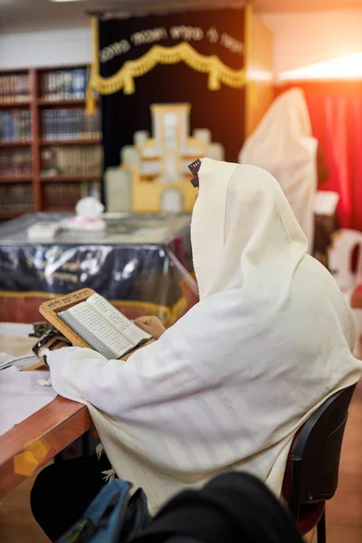 Judeu ortodoxo ultra ortodoxo de um tallit na sinagoga. visão traseira de um judeu ortodoxo no manto, um pouco na sinagoga — Fotografia de Stock