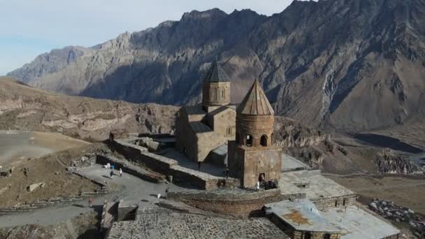 Prachtig landschap met kerk nabij Kazbegi, Georgië, Kaukasus — Stockvideo