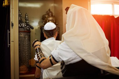 Sinagogdaki Bar Mitzvah törenine katılan bilinmeyen insanların görüntüsü