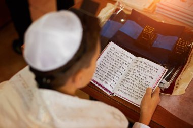 Bar Mitzvah ayini sırasında Torah 'tan bir bölüm..