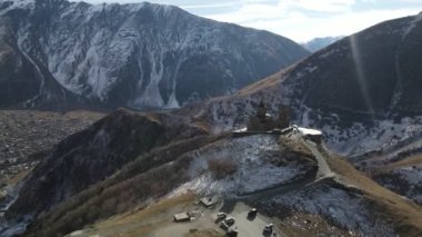 Georgia mı? Gürcistan 'daki Kafkasya dağlarındaki destansı dini ve tarihi mimari anıt