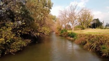Kuzey İsrail 'de akan Hermon Nehri' nin aşağısındaki küçük bir şelalede su akar.