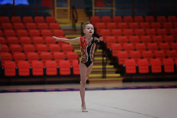 Campeonato de Ginástica Rítmica, Treinamento de Pódio, sala vazia de fãs de quarentena — Fotografia de Stock