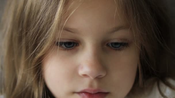 Närbild porträtt av en vacker nioårig flicka med blå ögon — Stockvideo