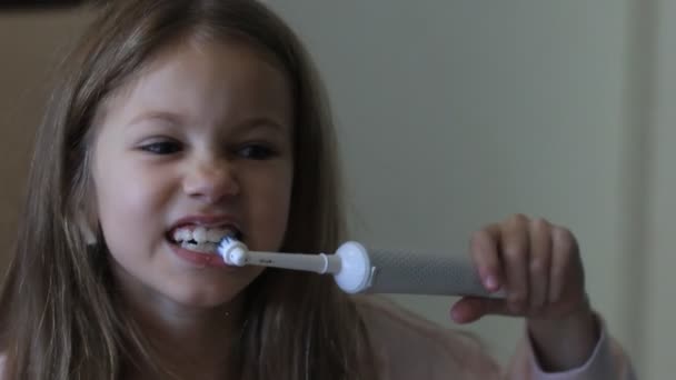 Gadis kecil rajin menggosok giginya di cermin — Stok Video