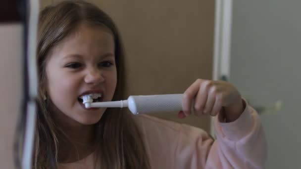 Pré adolescente menina escova os dentes e lavar o rosto dele no banheiro — Vídeo de Stock