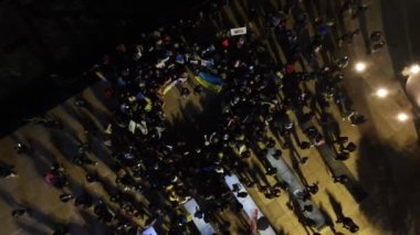 Ukrayna halkı savaşı ve Rus lider Putin 'i protesto ediyor. Ukrayna 'da savaş. Pankartlı insanlar, İsrail, Tel Aviv, Mart 2022