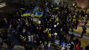 Ukrayna halkı Tel Aviv 'de savaşı ve Rus lider Putin' i protesto ediyor. Ukrayna 'da savaş. Pankartlı insanlar, İsrail, Tel Aviv, Mart 2022
