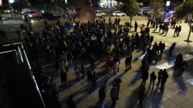 Ukrayna halkı Tel Aviv 'de savaşı ve Rus lider Putin' i protesto ediyor. Ukrayna 'da savaş. Pankartlı insanlar, İsrail, Tel Aviv, Mart 2022