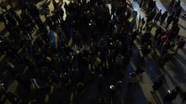 Ukrayna halkı Tel Aviv 'de savaşı ve Rus lider Putin' i protesto ediyor. Ukrayna 'da savaş. Pankartlı insanlar, İsrail, Tel Aviv, Mart 2022
