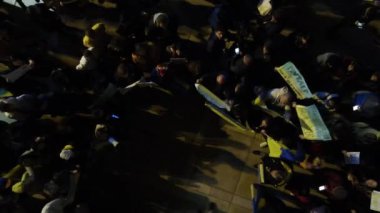 Ukrayna halkı savaşı ve Rus lider Putin 'i protesto ediyor. Ukrayna 'da savaş. Pankartlı insanlar, İsrail, Tel Aviv, Mart 2022