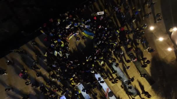 Ukraińcy protestują przeciwko wojnie i rosyjskiemu przywódcy Putinowi. wojna na Ukrainie. ludzie z plakatami, flagami Izrael, Tel Awiw, marsz 2022 — Wideo stockowe