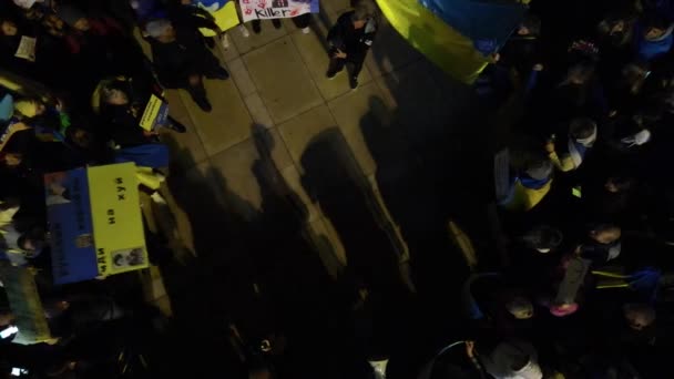 Ukraińcy protestują w Tel Awiwie przeciwko wojnie i rosyjskiemu przywódcy Putinowi. wojna na Ukrainie. ludzie z plakatami, flagami Izrael, Tel Awiw, marsz 2022 — Wideo stockowe