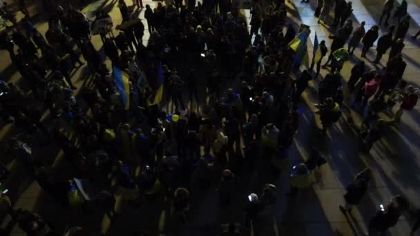 Ukrainische Menschen protestieren in Tel Aviv gegen den Krieg und gegen den russischen Staatschef Putin. Krieg in der Ukraine. Menschen mit Plakaten, Fahnen Israel, Tel Aviv, März 2022 — Stockvideo