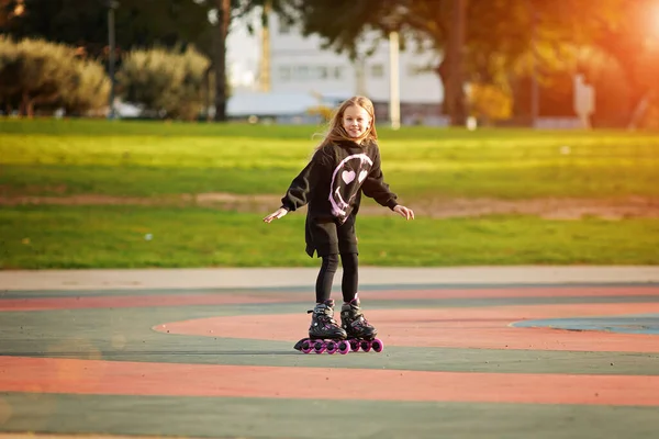 Портрет маленької дитини або дівчинки-роликові ковзани на відкритому повітрі, фітнес, благополуччя, активний здоровий спосіб життя — стокове фото