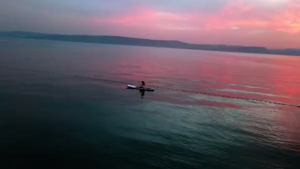 Stand Up Paddle Board Silueta de mujer en el agua, Sunset Sea, SUP girl — Vídeo de stock