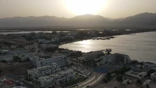 Miasto na pustyni Zdjęcia dronów nad Eilat City — Wideo stockowe