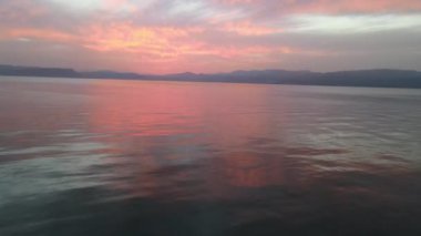 Denizin üzerinde insansız hava aracı uçuşu, günbatımında hava kayması okyanus yüzeyinde gün doğumunda altın saat