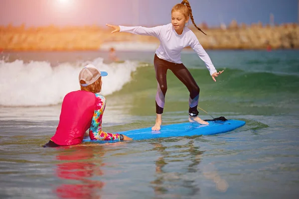 Surfing Surf Board Instructor Teaches School Girl Swim Sup Board — Fotografia de Stock