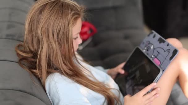 Entzückendes Mädchen Mit Digitalem Tablet Das Cartoons Beobachtet Die Hause — Stockvideo